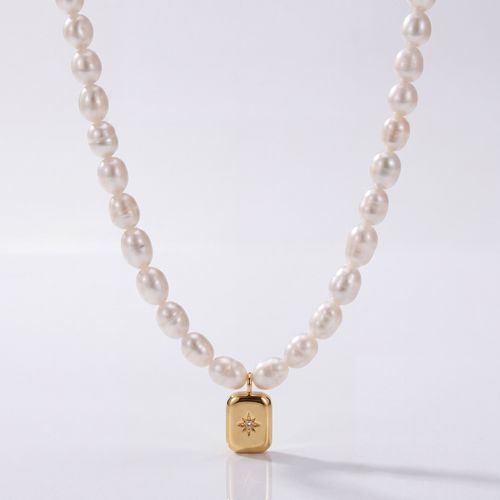 Colar Audrey de Pérola Natural de Aço Dourado