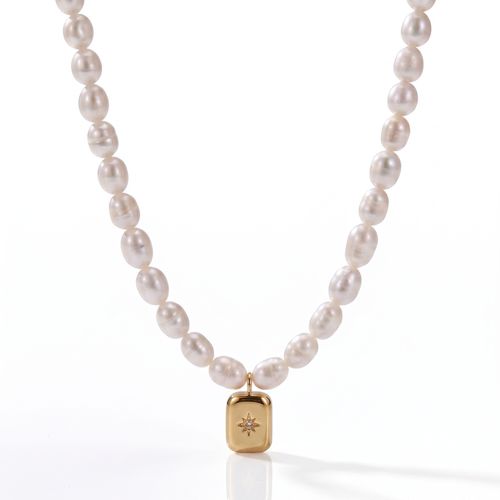 Colar Audrey de Pérola Natural Branca e Aço Dourado